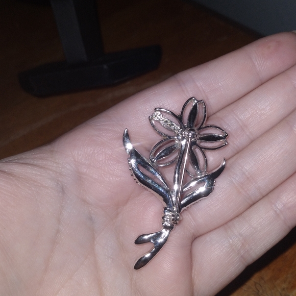 Signed Sarah Coventry Silver Tone Floral Brooch - Picture 2 of 2